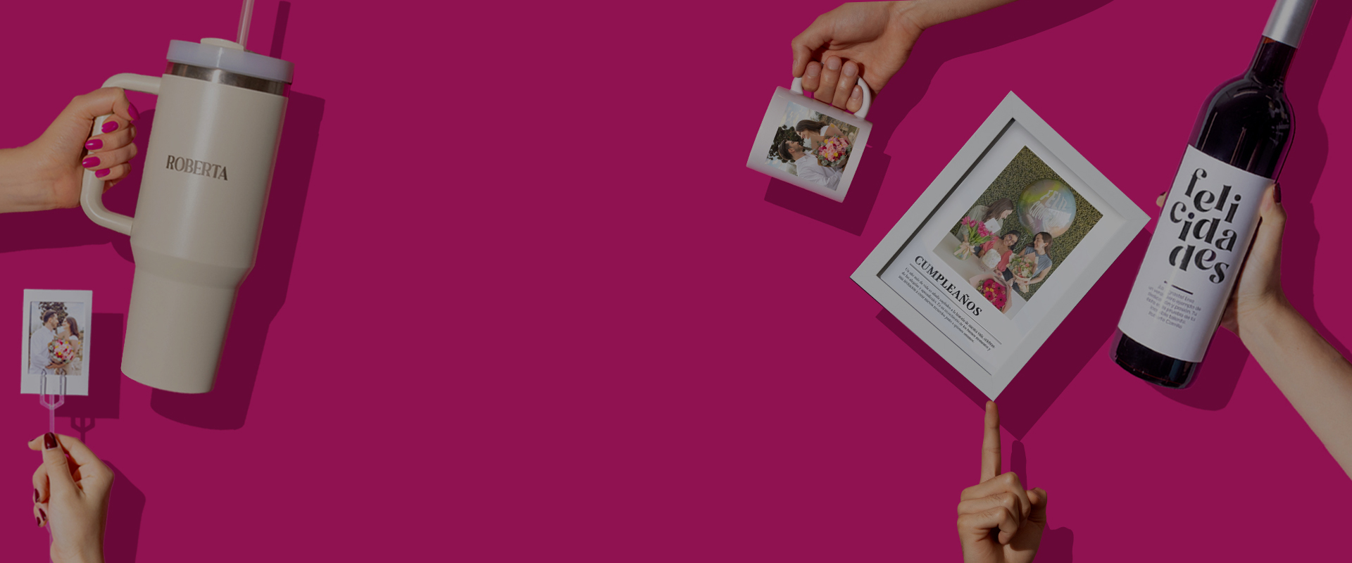 Varios regalos personalizados: un vaso térmico con nombre, cuadros personalizados, foto polaroid, globo personalizado, botella personalizada, galletas personalizadas y una taza personalizada con fotos.