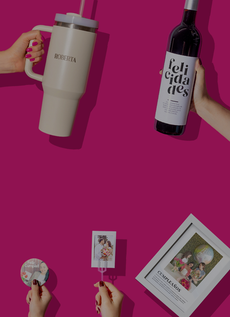 Varios regalos personalizados: un vaso térmico con nombre, cuadros personalizados, foto polaroid, globo personalizado, botella personalizada, galletas personalizadas y una taza personalizada con fotos.