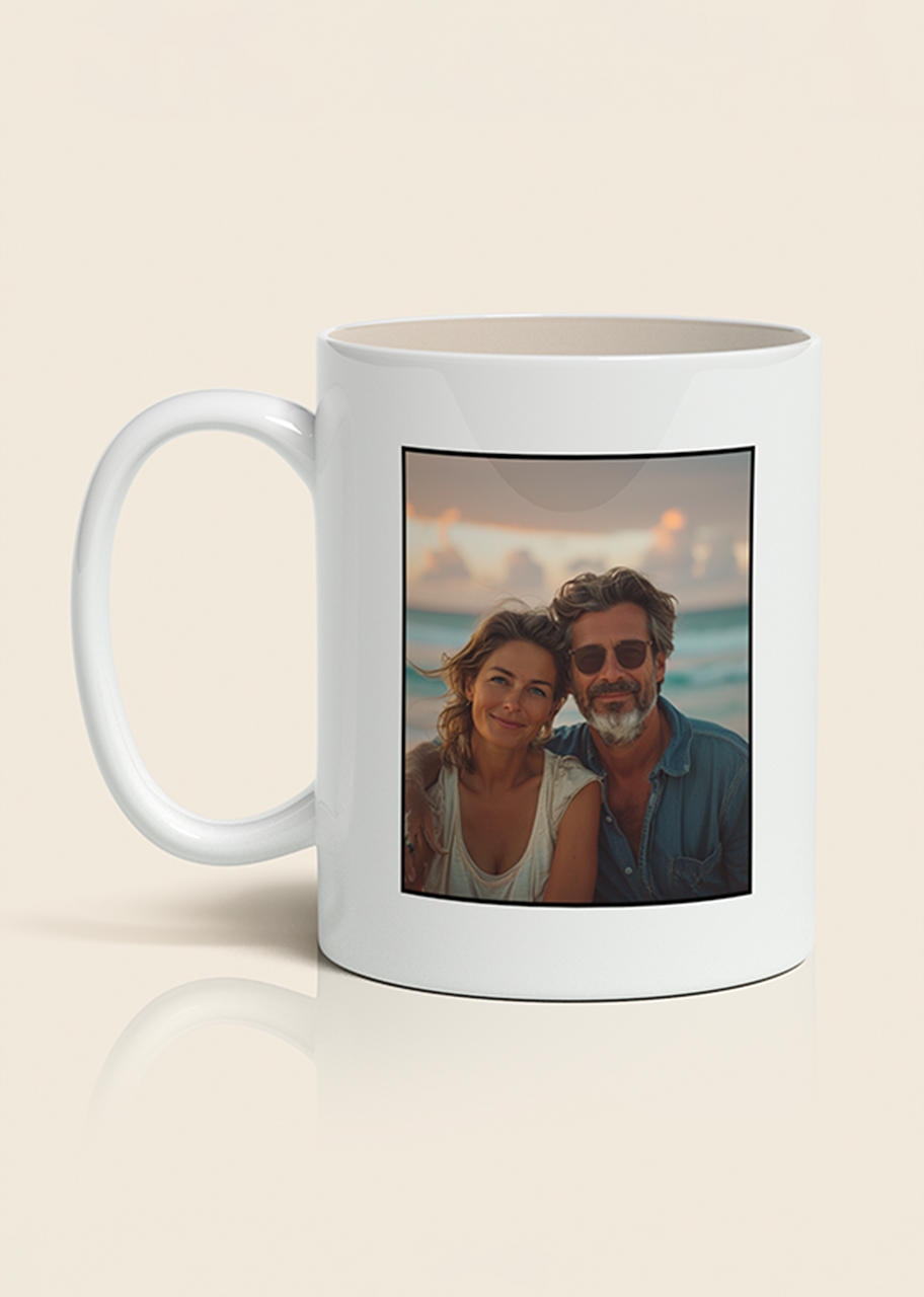 Regalos con fotos: taza personalizada con imagen de pareja feliz con fondo en la playa