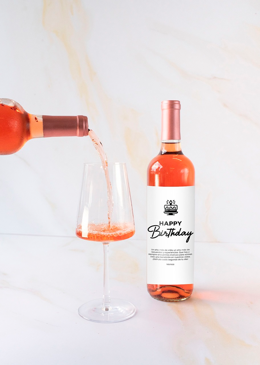 Botella de vino rosado personalizada para cumpleaños con la frase 'Feliz cumpleaños' y el mensaje 'Un año más de vida, un año más para celebrarte'